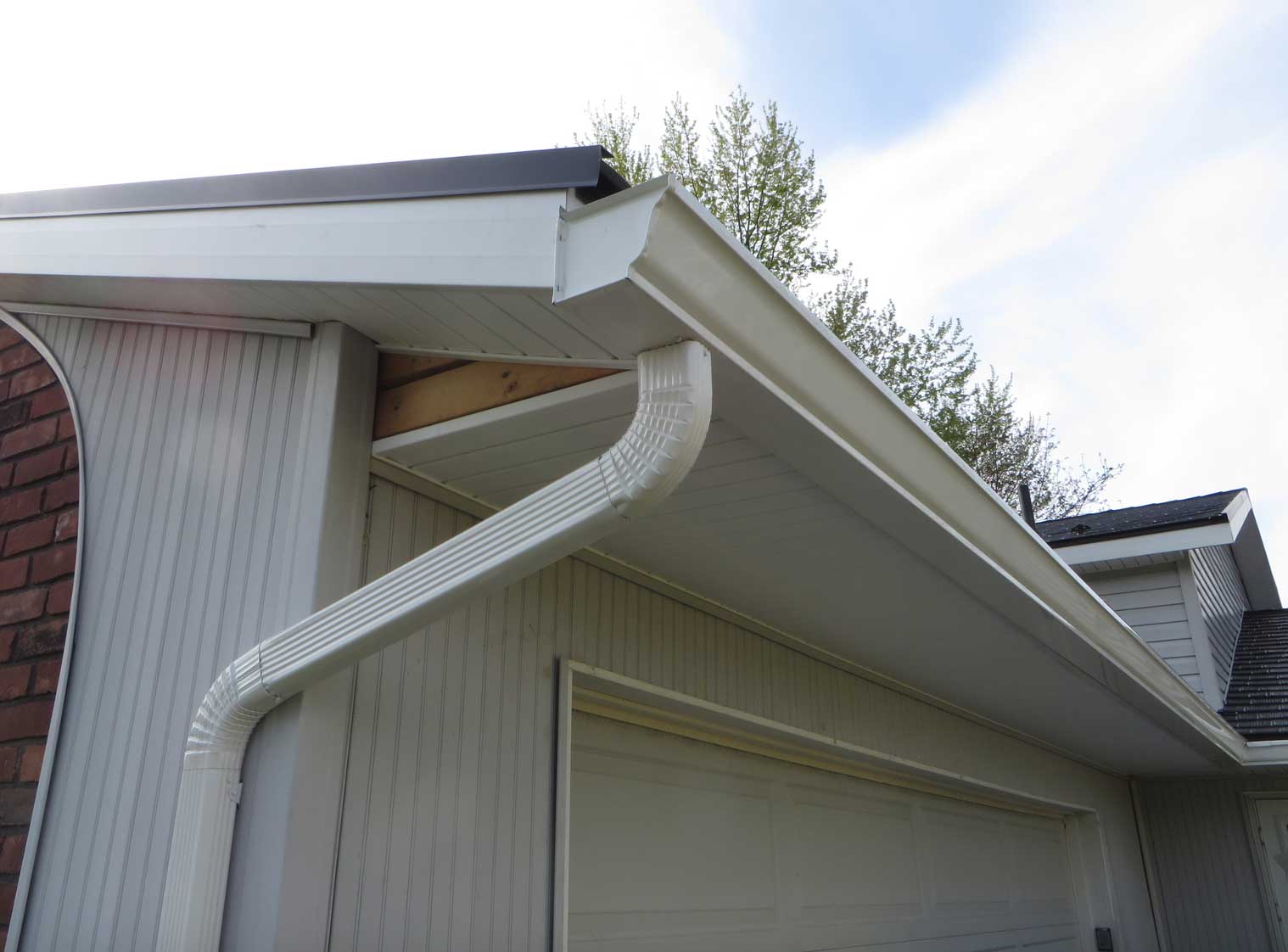 The perforated continuous soffit vents ia a kind of intake venting,it is ma...